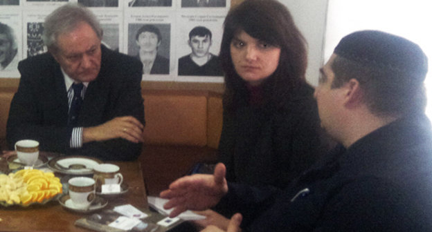 Left to right: Ambassador Fernando
M. Valenzuela, Head of the Delegation of
the European Union; Petra Gombalova-
Kislingerova, representative of the Political
Division of the EU; Magomed Mutsolgov,
chairman of the human rights organization
MASHR. Ingushetia, Nazran, April 5, 2011.
Photo by the "Caucasian Knot"