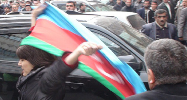 Unknown opposition activist with the national
banner of Azerbaijan near "Khagani" Garden in
Baku during the protest action on April 2, 2011.
Photo by the "Caucasian Knot"
