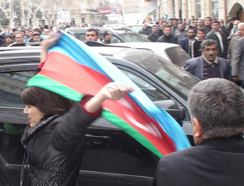 Unknown opposition activist with the national
banner of Azerbaijan near "Khagani" Garden in
Baku during the protest action on April 2, 2011.
Photo by the "Caucasian Knot"