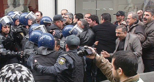 Clashes between the forces of quick-
response regiment of the MIA of Azerbaijan
and opposition supporters in central Baku, in
Nizami (Trade) Street on April 2, 2011. Photo
by the "Caucasian Knot"