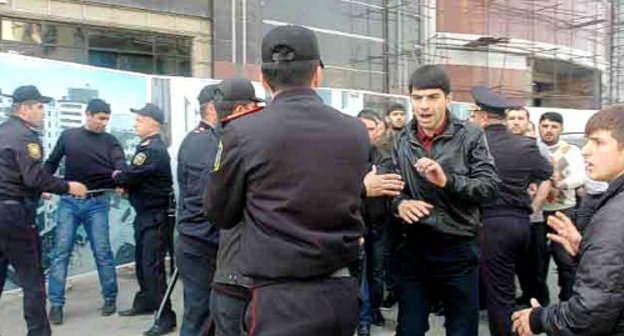 Baku, May 6, 2011. Policemen trying to disperse
the believers who went out to protest action to the building of the Ministry of Education of Azerbaijan against the ban on wearing hijabs in schools. Photo by the "Caucasian Knot"