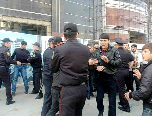Baku, May 6, 2011. Policemen trying to disperse
the believers who went out to protest action to the building of the Ministry of Education of Azerbaijan against the ban on wearing hijabs in schools. Photo by the "Caucasian Knot"