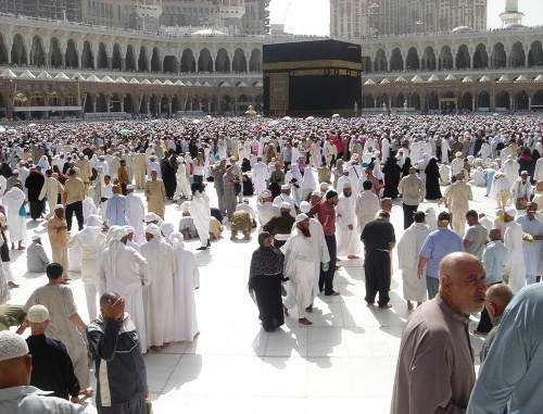 Pilgrims in Sacred Mosque (al-Masjid al-Haram), Mecca, Saudi Arabia. Photo by the Press Service of the Ministry for National
Politics, Religious Affairs and External Relations of the Republic of Dagestan:
www.minnaz.ru

