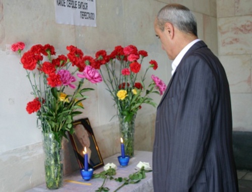 Colleagues from the North-Ossetian State
University mourn over the tragic death of
Shamil Dzhigkaeva in the foyer the building
of the Department of Ossetian philology.
Vladikavkaz, May 27, 2011. Photo: nosu.ru