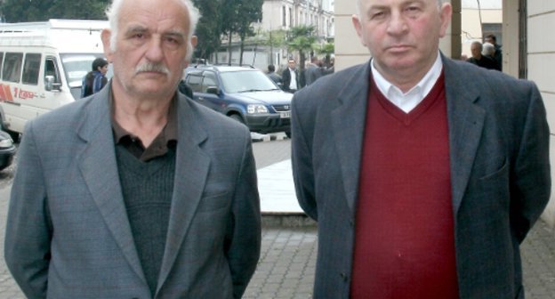 Ismail Abashidze, father of defendant Tariel Abashidze, and advocate Gocha Sagrishvili outside the City Court in Batumi, May 13, 2011. Photo by the "Caucasian Knot"