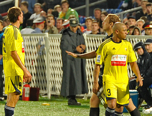 Roberto Carlos, captain of the "Anji" FC leaves the pitch in protest against a racist action of a Samara fan. Samara, June 22, 2011. Photo by the press service of the "Anji" FC (fc-anji.ru)