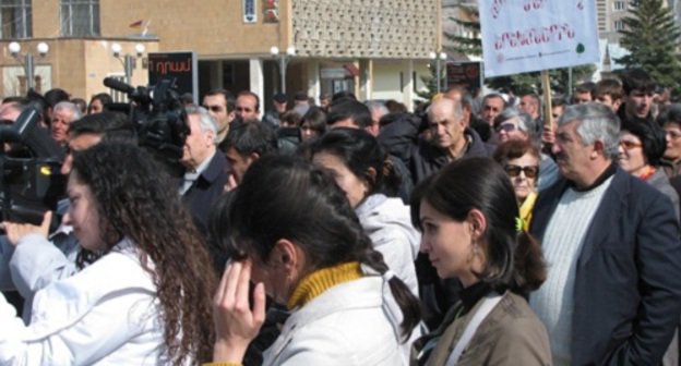 Razdan residents protest against launching the iron mine. March, 31, 2011. Photo by NGO "EcoLur" (ecolur.org) Razdan residents protest against launching the iron mine. March, 31, 2011. Photo by NGO "EcoLur" (ecolur.org)