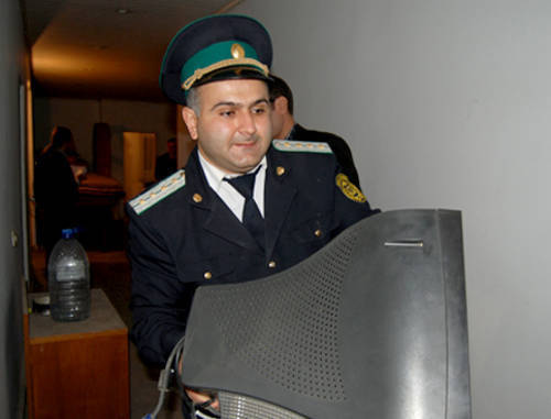 Azerbaijan, Baku, October 19, 2011, policemen confiscate property of the newspaper "Khural". Photo: Institute for Reporters' Freedom and Safety, www.irfs.az
 