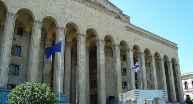 Parliament of Georgia in Rustaveli Avenue, Tbilisi, 2006. Photo by I. Kober, wikipedia.org
