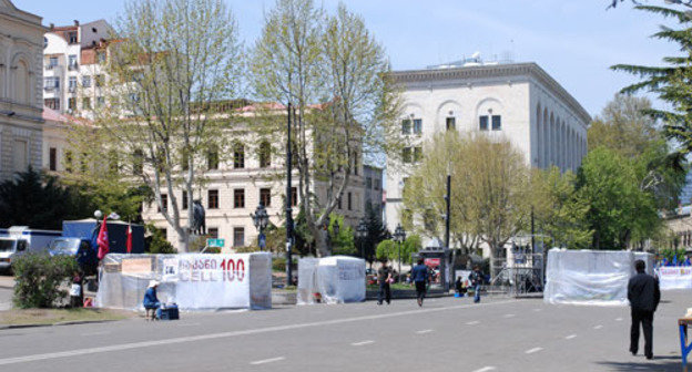 Rustaveli avenue, Tbilisi, 29 April 2009. Photo of "Caucasian Knot" Rustaveli avenue, Tbilisi, 29 April 2009. Photo of "Caucasian Knot"