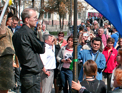 Oleg Shein, speaking at the improvised rally during the meeting with the State Duma Deputies, who came to support the protest hunger-strikers, Astrakhan, April 10, 2012. Photo by Alexander Kozlov, http://ko-07.livejournal.com

 