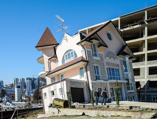 A new dwelling house that got inclined as a result of a collapse of the tunnel in Vinogradnaya Street in Sochi, March 3, 2013. Photo: © Nina Zotova, YUGA.ru A new dwelling house that got inclined as a result of a collapse of the tunnel in Vinogradnaya Street in Sochi, March 3, 2013. Photo: © Nina Zotova, YUGA.ru