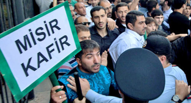 Believers-protesters confront policemen opposite the Ministry of Education of Azerbaijan. Baku, October 5, 2012, Photo by Aziz Karimov for the "Caucasian Knot" Believers-protesters confront policemen opposite the Ministry of Education of Azerbaijan. Baku, October 5, 2012, Photo by Aziz Karimov for the "Caucasian Knot"