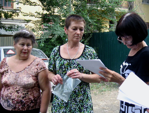 Initiative group of tenants of the house №5 located in Poddubny Street of the Krasnooktyabrskiy District of Volgograd where a fire occured. Volgograd, June, 2013. Photo by Vyacheslav Yaschenko for the "Caucasian Knot"