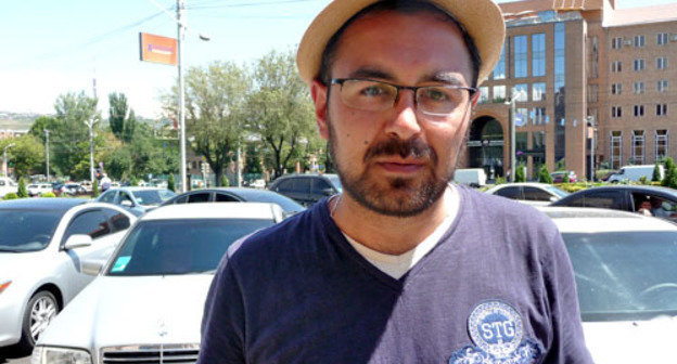 Participant of the picket Suren Saakyan in front of the building of the Moscow Сity Hall. Yerevan, July 10, 2013. Photo by Armine Martirosyan for the "Caucasian Knot" Participant of the picket Suren Saakyan in front of the building of the Moscow Сity Hall. Yerevan, July 10, 2013. Photo by Armine Martirosyan for the "Caucasian Knot"