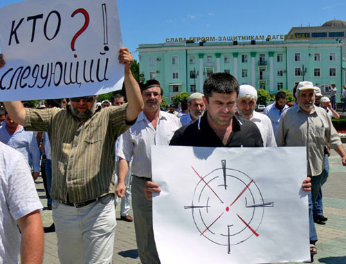 Funeral procession in connection with the murder of journalist Akhmednabi Akhmednabiev. Makhachkala, July 9, 2013. Photo by Patimat Makhmudova for the “Caucasian Knot”. Funeral procession in connection with the murder of journalist Akhmednabi Akhmednabiev. Makhachkala, July 9, 2013. Photo by Patimat Makhmudova for the “Caucasian Knot”.