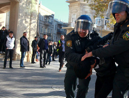 Azerbaijan, Baku, December 10, 2012. Police breaking up opposition protest. Photo by Aziz Karimov for the ‘Caucasian Knot’. Azerbaijan, Baku, December 10, 2012. Police breaking up opposition protest. Photo by Aziz Karimov for the ‘Caucasian Knot’.