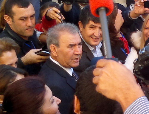Dozens of journalists gathered at the entrance to the 6th polling station of the 17th Third Yasamal Constituency where Jamil Gasanli, the presidential candidate from the National Council of Democratic Forces (NCDF), has voted (in the centre). Baku, October 9, 2013. Photo by Grigory Shvedov for the "Caucasian Knot" Dozens of journalists gathered at the entrance to the 6th polling station of the 17th Third Yasamal Constituency where Jamil Gasanli, the presidential candidate from the National Council of Democratic Forces (NCDF), has voted (in the centre). Baku, October 9, 2013. Photo by Grigory Shvedov for the "Caucasian Knot"