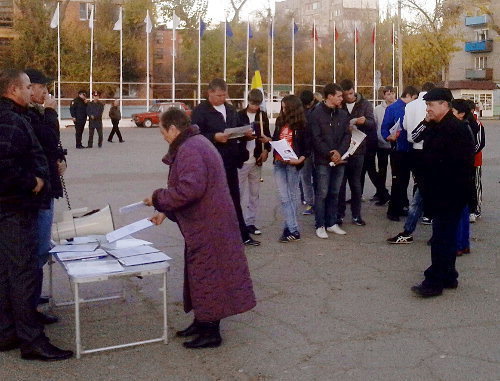 Activists collecting signatures to the legislative initiative of granting the Astrakhan Region with the status of a pre-border territory. Astrakhan region, Narimanov town, October 26, 2013. Photo by Elena Grebenyuk for the ‘Caucasian Knot’. Activists collecting signatures to the legislative initiative of granting the Astrakhan Region with the status of a pre-border territory. Astrakhan region, Narimanov town, October 26, 2013. Photo by Elena Grebenyuk for the ‘Caucasian Knot’.