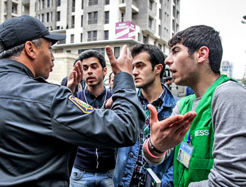 The police dispersed the supporters of the arrested "Nida" activists. Baku, April 22, 2014. Photo by Aziz Karimov for the "Caucasian Knot" The police dispersed the supporters of the arrested "Nida" activists. Baku, April 22, 2014. Photo by Aziz Karimov for the "Caucasian Knot"