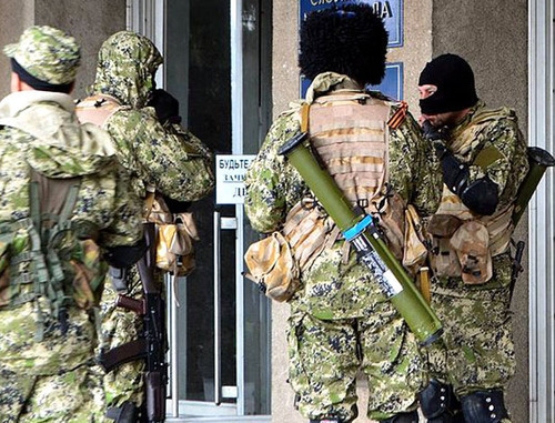 People with weapons in masks. Donbass (Urkaine), April 2014. Photo by Yevgen Nasadyuk, http://ru.wikipedia.org People with weapons in masks. Donbass (Urkaine), April 2014. Photo by Yevgen Nasadyuk, http://ru.wikipedia.org