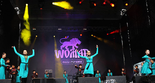 Artist performance at WOMAD Russia. Photo: http://womadrussia.ru/festival/photogallery/17/ Artist performance at WOMAD Russia. Photo: http://womadrussia.ru/festival/photogallery/17/