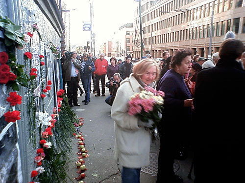 October 7, 2009, Moscow. In  front of No. 8 Lesnaya Street, where Anna Politkovskaya, observer of the "Novaya Gazeta", lived and was assassinated. Photo by the "Caucasian Knot"