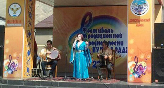 Singer at the scene of the festival, the village of Usukhchai of the Dokuzpara District of Dagestan on August 23, 2014. Photo http://flnka.ru/glav_lenta/7082-festival-narodnoy-pesni-v-dokuzpare.html Singer at the scene of the festival, the village of Usukhchai of the Dokuzpara District of Dagestan on August 23, 2014. Photo http://flnka.ru/glav_lenta/7082-festival-narodnoy-pesni-v-dokuzpare.html