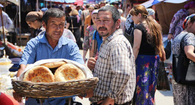 Salesmen at the market in Grozny. Photo by Magomed Magomedov for the ‘Caucasian Knot’. 