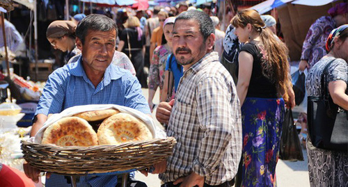 Salesmen at the market in Grozny. Photo by Magomed Magomedov for the ‘Caucasian Knot’. 