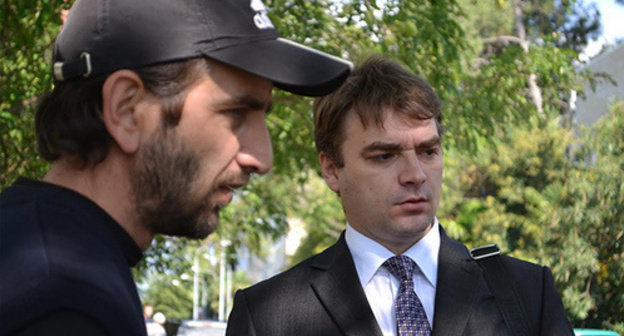 Mardiros Demerchyan (on the left) and advocate Alexander Popkov (on the right). Photo by Svetlana Kravchenko for the ‘Caucasian Knot’. Mardiros Demerchyan (on the left) and advocate Alexander Popkov (on the right). Photo by Svetlana Kravchenko for the ‘Caucasian Knot’.