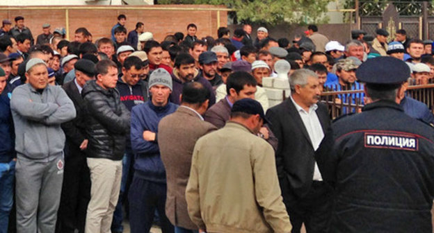 Rally in the village of Terekli-Mekteb demanding to punish the persons responsible for the death of Eradil Asanov, October 8, 2014. Photo by Patimat Makhmudova for the ‘Caucasian Knot’. Rally in the village of Terekli-Mekteb demanding to punish the persons responsible for the death of Eradil Asanov, October 8, 2014. Photo by Patimat Makhmudova for the ‘Caucasian Knot’.