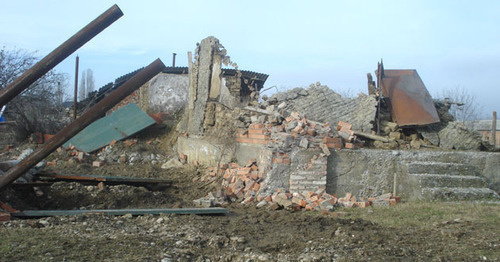 Law enforcers demolished the house of Sultan Vakhayev in the village of Geldagan, Kurchaloy District, December 2014. Photo: http://www.memo.ru/d/220121.html Law enforcers demolished the house of Sultan Vakhayev in the village of Geldagan, Kurchaloy District, December 2014. Photo: http://www.memo.ru/d/220121.html