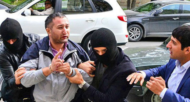 Parviz Gashimli being taken to the Sabail Court. Baku, November 8, 2013. Photo by Dzhavib Gurbanov, http://www.regnum.ru/