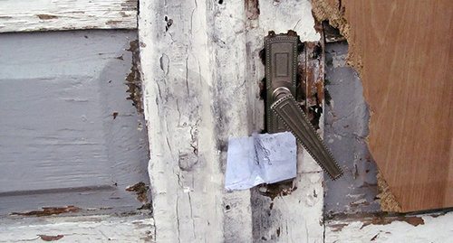 The door of the house of the Avetisyan family has been sealed. Photo by Tigran Petrosyan for the "Caucasian Knot" The door of the house of the Avetisyan family has been sealed. Photo by Tigran Petrosyan for the "Caucasian Knot"