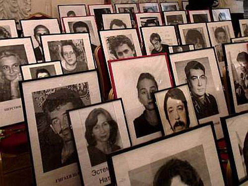 Portraits of murdered journalists, 15.12.2009. Photo of Eduard Baikov, IA Faktvideo. Source: www.memo.ru