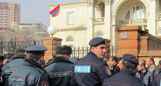 Policemen near the residence of the president of Armenia during protests against the Law "On Turnover Tax", January 2015. Photo by Armine Martirosyan for the "Caucasian Knot" Policemen near the residence of the president of Armenia during protests against the Law "On Turnover Tax", January 2015. Photo by Armine Martirosyan for the "Caucasian Knot"