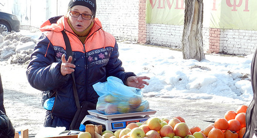 Apples' saleswoman. Photo by Tatyana Filimonova for the "Caucasian Knot" Apples' saleswoman. Photo by Tatyana Filimonova for the "Caucasian Knot"