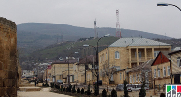 Street in Derbent. Photo: http://www.riadagestan.ru/news/g_derbent/v_ramkakh_podgotovki_k_prazdnovaniyu_yubileya_goroda_v_derbente_osmotreli_ryad_ulits/" class="main_article_image