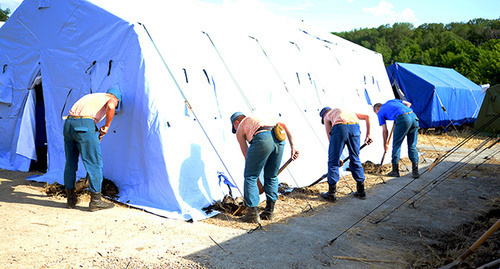 MfE officials pitching a tent in a refugee camp in the Rostov Region. Photo by Oleg Pchyolov for the "Caucasian Knot"