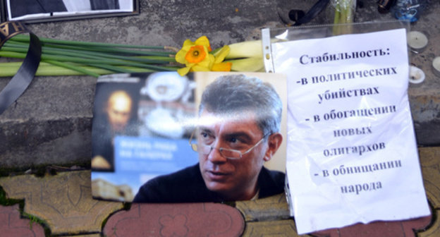 Nine days after Boris Nemtsov's murder near the monument to the victims of political repression in Sochi. Photo by Svetlana Kravchenko for the "Caucasian Knot"