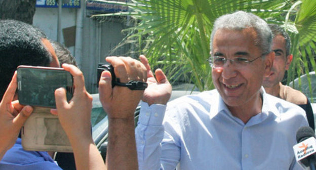 Intigam Aliev (to the right) during his detention. Baku, August 8, 2014. Photo by Aziz Karimov for the "Caucasian Knot".
