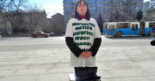 Participant of the rotating hunger strike of parents with many children Olga Eschenko standing on her knees on the steps of the administration of the Volgograd Region. Volgograd, March 20, 2015. Photo by Tatiana Filimonova for the ‘Caucasian Knot’. 