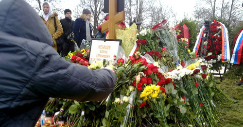 At a grave of Boris Nemtsov. Moscow, March 3, 2015. Photo by Vyacheslav Feraposhkin for the "Caucasian Knot"