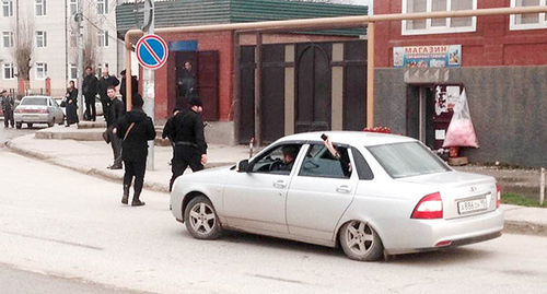 Law enforcers stopped the car for a check. Chechnya, April 2015. Photo by Akhmed Aldebirov for the ‘Caucasian Knot’.
