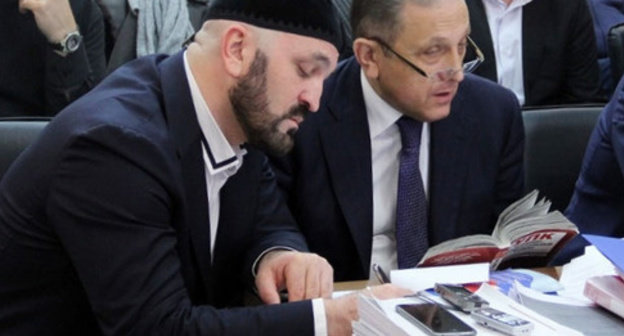 Advocate Said-Magomed Chapanov (to the left). Photo by Magomed Tuaev for the "Caucasian Knot" Advocate Said-Magomed Chapanov (to the left). Photo by Magomed Tuaev for the "Caucasian Knot"