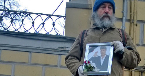 Portrait of Boris Nemtsov in the hands of one of participants of Nemtsov’s funeral service. Photo by Vyacheslav Feraposhkin for the ‘Caucasian Knot’.  