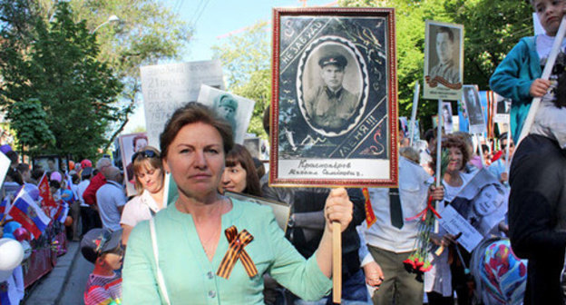 The participants of the action "Immortal Regiment" in Rostov-on-Don. May 9, 2013. Photo by Alina Klyuchko http://www.donnews.ru/Bessmertnyy-polk-Rostov-vstretil-gromoglasnym-Ura__11252 The participants of the action "Immortal Regiment" in Rostov-on-Don. May 9, 2013. Photo by Alina Klyuchko http://www.donnews.ru/Bessmertnyy-polk-Rostov-vstretil-gromoglasnym-Ura__11252