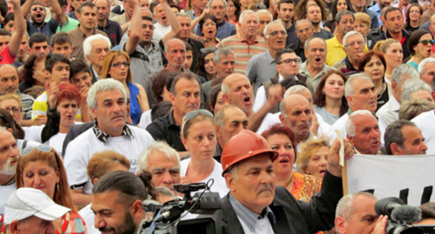 Participants of the protest action against the rise in electricity tariffs, Yerevan, May 27, 2015. Photo by Armine Martirosya for the ‘Caucasian Knot’. Participants of the protest action against the rise in electricity tariffs, Yerevan, May 27, 2015. Photo by Armine Martirosya for the ‘Caucasian Knot’.