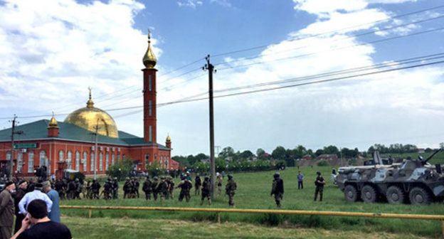 Police cordons off the Nasyr-Kort mosque. Ingushetia, June 5, 2015. Screenshot from the video posted by the ‘Caucasian Knot’. 